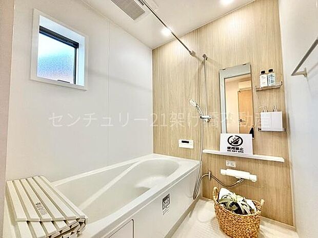 【浴室】浴室乾燥暖房機付きです。雨の日の洗濯物の乾燥やヒートショック対策としてもお使い頂けます。