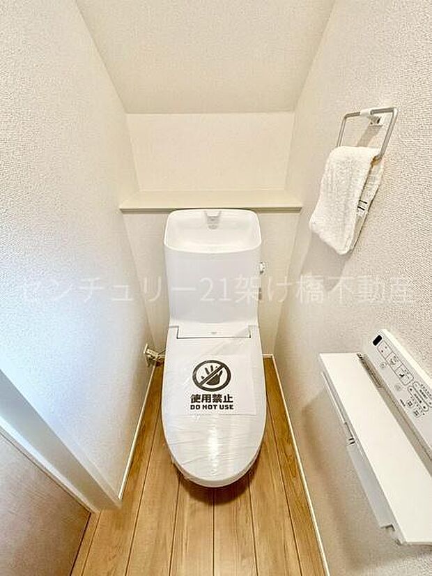 【1階 トイレ】温水洗浄便座で快適にお使いいただけます。
