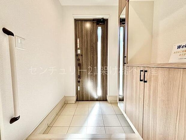 【玄関】飾り棚つきのシューズボックスです♪