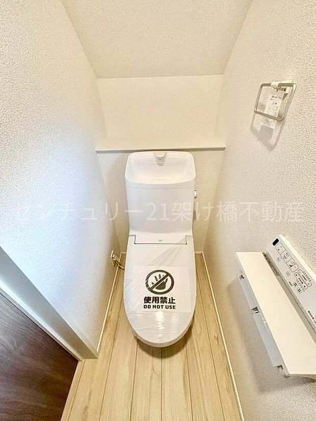 【1階 トイレ】温水洗浄便座で快適にお使いいただけます。