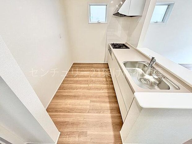 【キッチン】清潔感のあるホワイトカラーのシステムキッチン