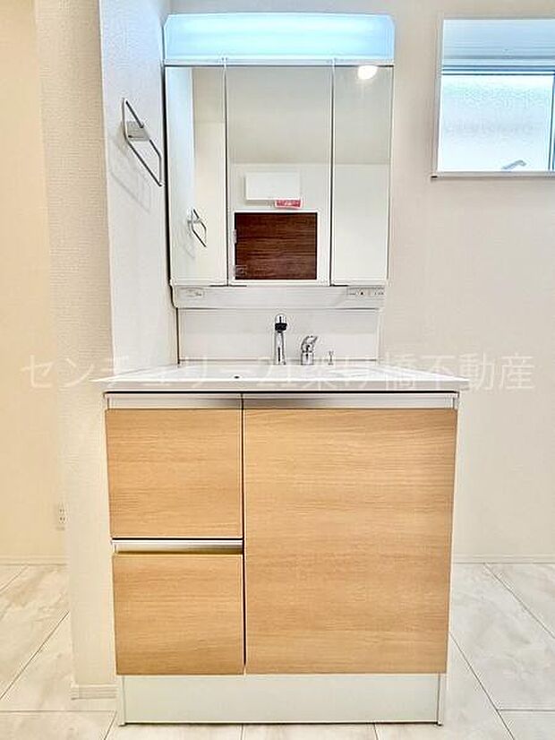 【洗面所】三面鏡の独立洗面台となっております。