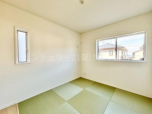 【リビング横 和室 5.2帖】お洒落な洋風和室です。お子様の遊び場や、お勉強スぺースとしてもお使いいただけます。便利な収納スペースあり!