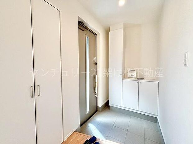 【玄関】飾り棚つきのシューズボックスです♪