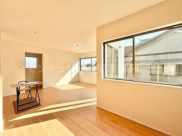 【LDK17.4帖】暖かな日差しが降り注ぐ南向きのLDK♪家族団らんのリビングスルー階段を採用◎