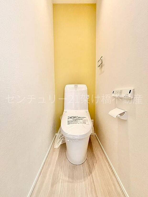 【1階 トイレ】衛生的な温水洗浄便座で快適にお使いいただけます。