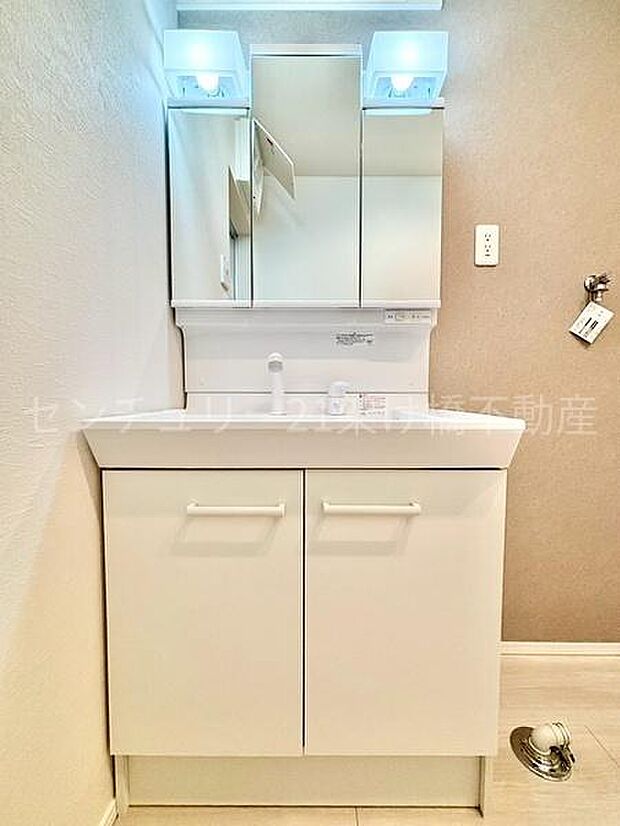 【洗面所】三面鏡の独立洗面台となっております。ストックなどを収納するのに便利な収納あり◎