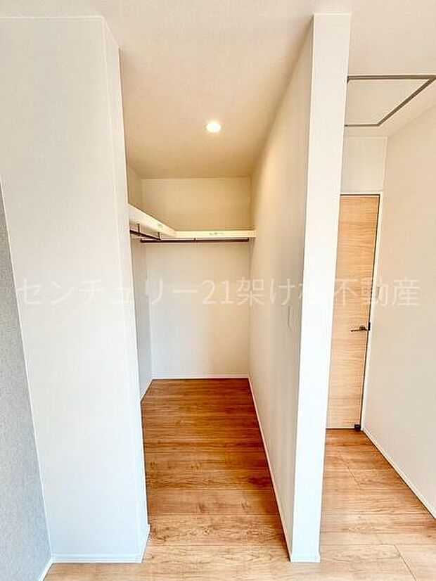 【ウォークインクローゼット】1.5帖のウォークインクローゼット♪上部棚付きなので寝具などの収納にも便利です◎