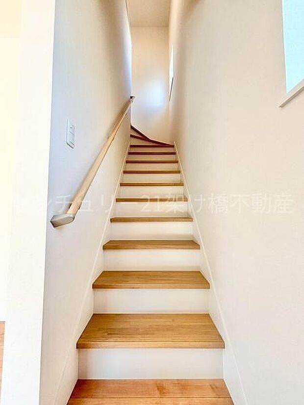 手すり付きの階段は小さなお子様やお年寄りのいるご家庭にも安心です♪