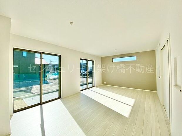 【LDK 18帖】アクセントクロスがお洒落なLDK!物が多くなりがちなリビングに嬉しい収納棚あり♪