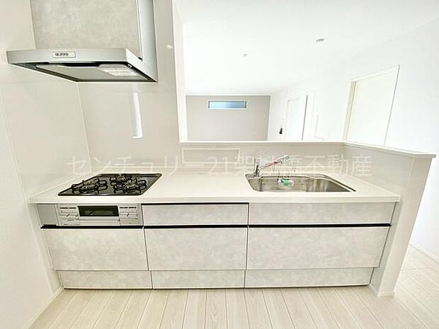 【システムキッチン】三口コンロ、グリル、浄水器付きシンクでお料理が捗ります♪
