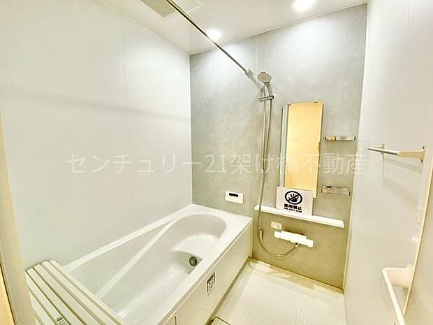 【浴室】浴室乾燥暖房機付きです。雨の日の洗濯物の乾燥やヒートショック対策としてもお使い頂けます。