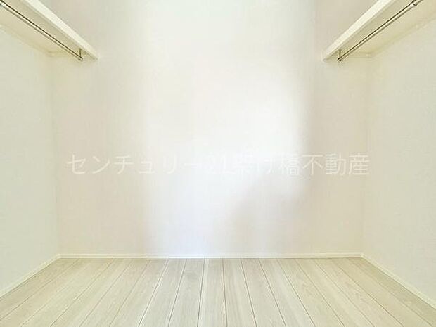 【2階 洋室 6.7帖】ウォークインクローゼット季節物の収納も安心です◎