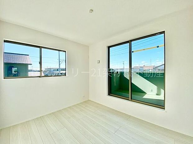 【洋室 5帖】バルコニーに面した洋室は明るく過ごしやすい♪