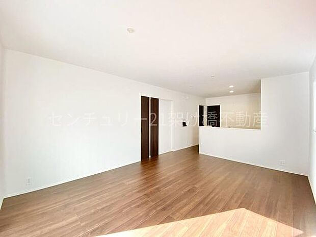 【LDK 16帖】お料理をしながらリビングを見渡せる人気の縦型LDK!南面採光で明るいです◎