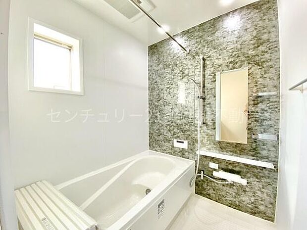 【浴室】浴室乾燥暖房機付きです。雨の日の洗濯物の乾燥やヒートショック対策としてもお使い頂けます。