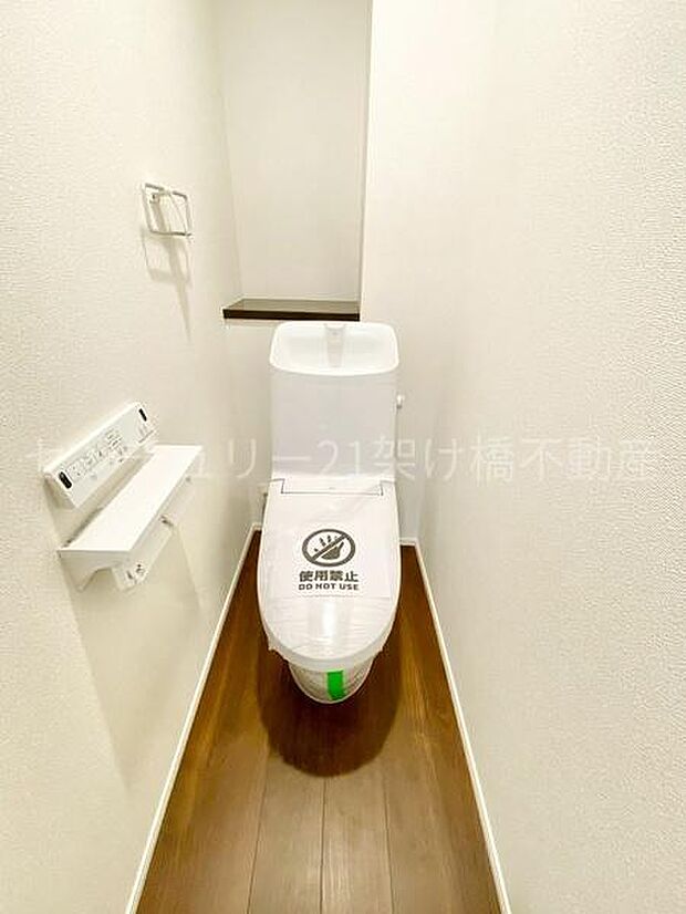 【1階 トイレ】温水洗浄便座で快適にお使いいただけます。