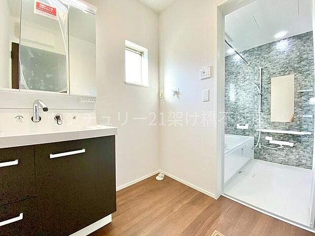 【洗面所】三面鏡の独立洗面台となっております。ストックなどを収納するのに便利な収納あり◎