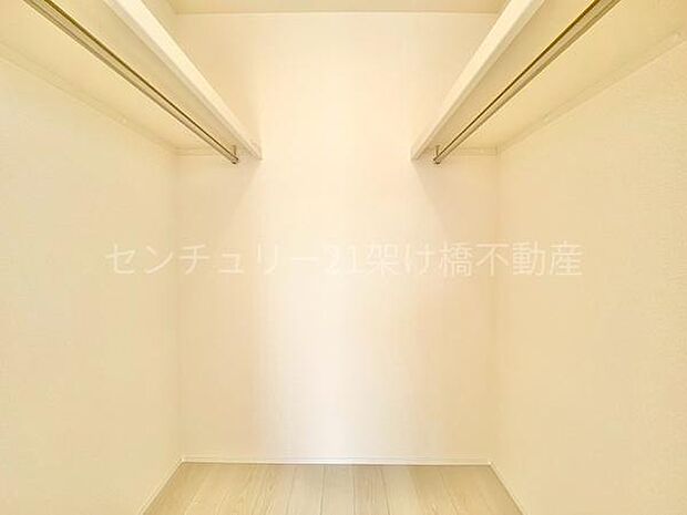 【2階 洋室 6.75帖】ウォークインクローゼット季節物の収納も安心です◎