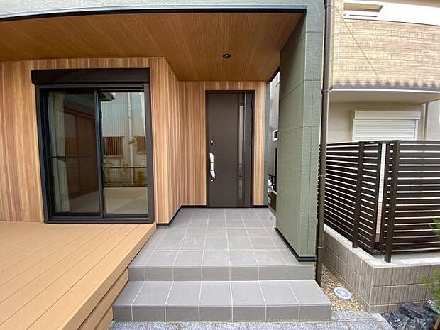 屋根付きで雨の日の出入りも安心◎左側に、広々ウッドデッキ付きです♪♪