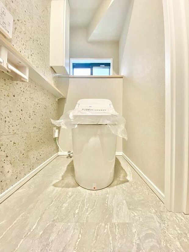 【1階 トイレ】衛生的な温水洗浄便座で快適にお使いいただけます。