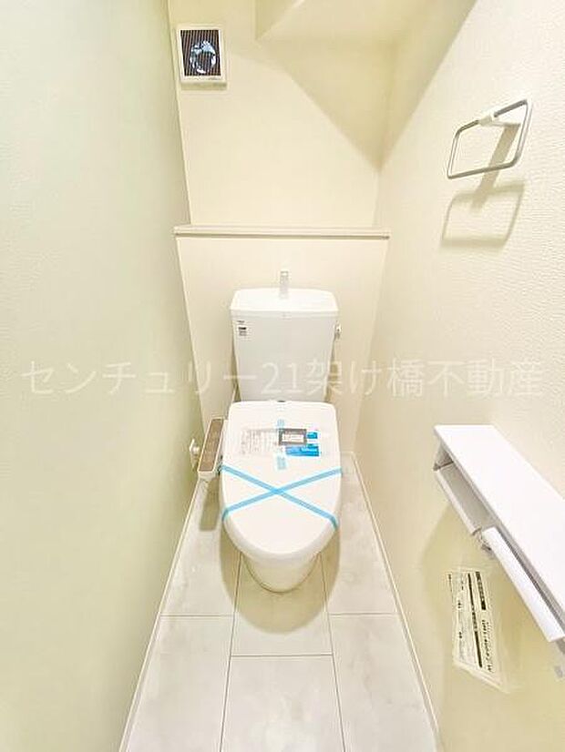 【1階 トイレ】温水洗浄便座で快適にお使いいただけます。