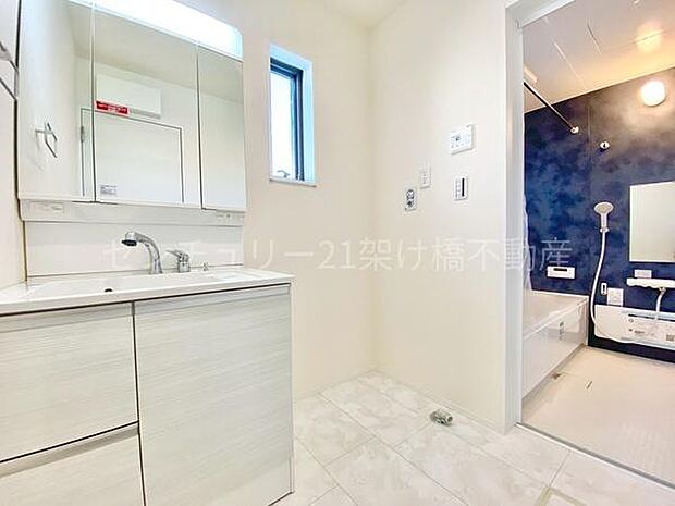 【洗面所】三面鏡の独立洗面台となっております。ストックなどを収納するのに便利な収納あり◎