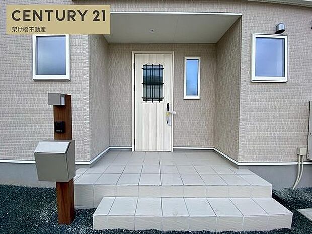 【玄関】屋根付きで雨の日にも安心です◎