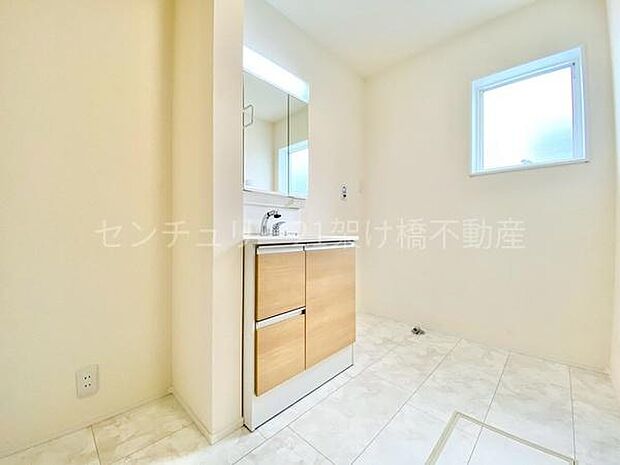 【洗面所】三面鏡の独立洗面台となっております。ストックなどを収納するのに便利な収納あり◎