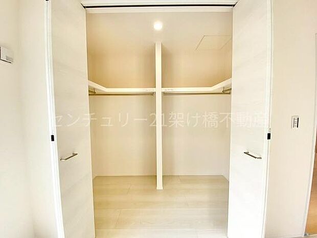 【洋室7帖ウォークインクローゼット】収納豊富なウォークインクローゼットです♪