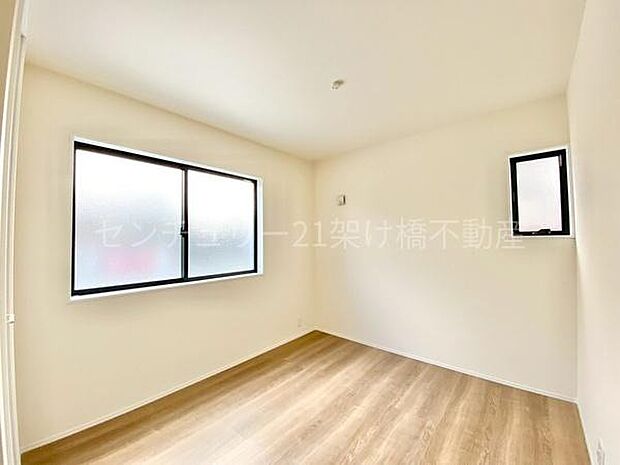 【南側洋室 5.44帖】南に面した洋室は明るく過ごしやすい空間◎