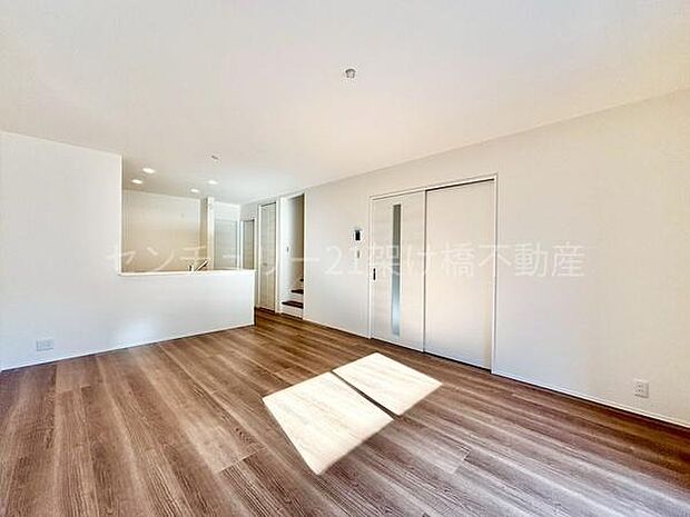 【LDK 16帖】お料理をしながらリビングを見渡せる人気の縦型LDK!防犯面や子供が大きくなってからも安心なリビング階段採用。