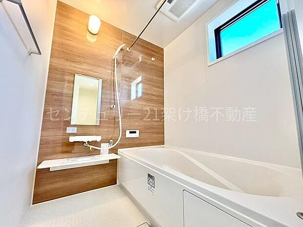 【浴室】浴室乾燥暖房機付きです。雨の日の洗濯物の乾燥やヒートショック対策としてもお使い頂けます。