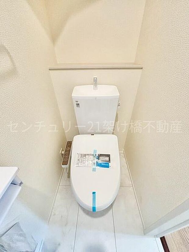 【1階 トイレ】温水洗浄便座で快適にお使いいただけます。