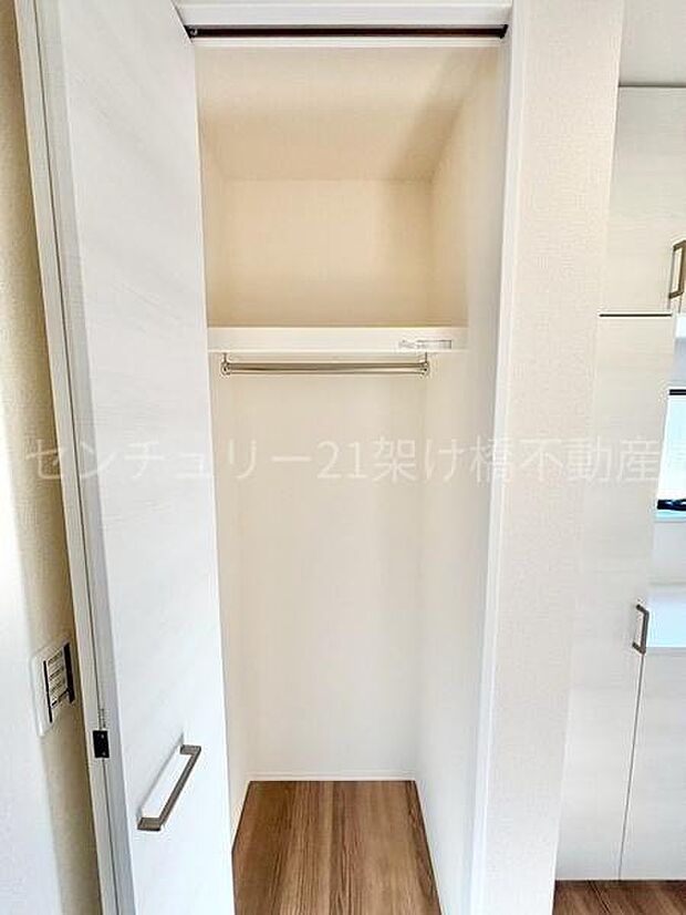 【2階 玄関横 収納スペース】