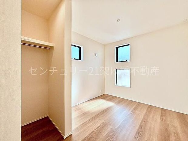 【2階 南側 洋室 5.06帖】同じ大きさのお部屋を3部屋ご用意しております。2階全洋室ウォークインクローゼット完備◎