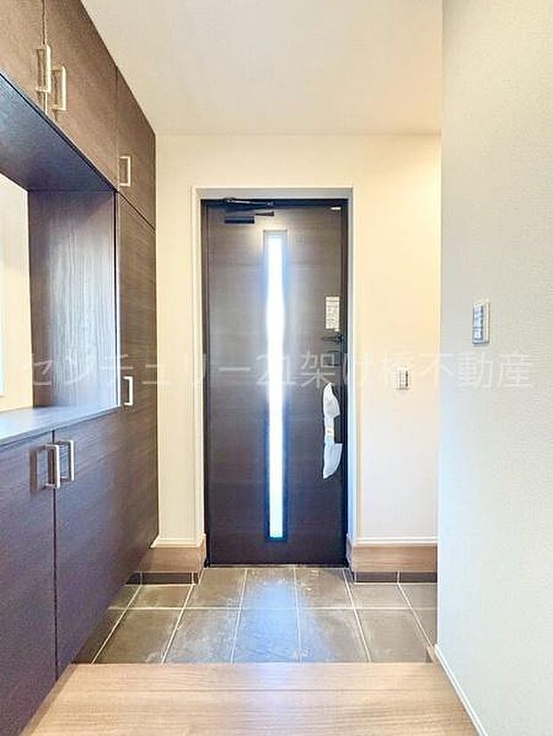 【玄関】飾り棚つきシューズボックス♪採光面があり、明るい玄関です。