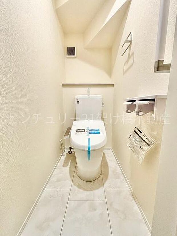 【1階 トイレ】温水洗浄便座で快適にお使いいただけます。