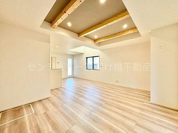 【LDK 22帖】別角度お洒落な梁見せ天井です♪三面採光で明るいLDK!