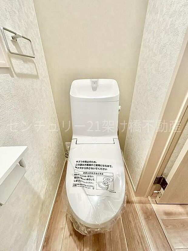 【1階 トイレ】温水洗浄便座で快適にお使いいただけます。