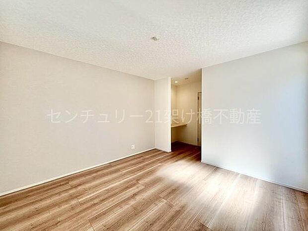 【2階 洋室 9.5帖】南向きで明るい洋室♪カウンター・ウォークインクローゼット付きで主寝室におすすめ!