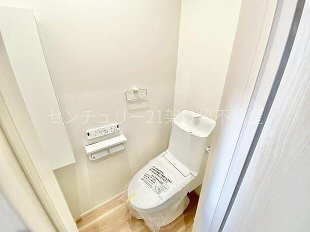 【1階 トイレ】衛生的な温水洗浄便座で快適にお使いいただけます。