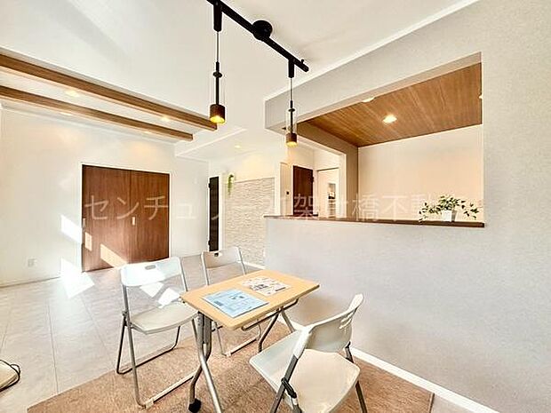 【ＬＤＫ　15.7帖】2ドアでリビング側とキッチン側から出入り可能です◎