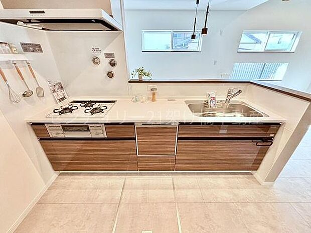 【システムキッチン】三口コンロ、グリル、浄水器、食器洗乾燥機つきでお料理が捗ります♪