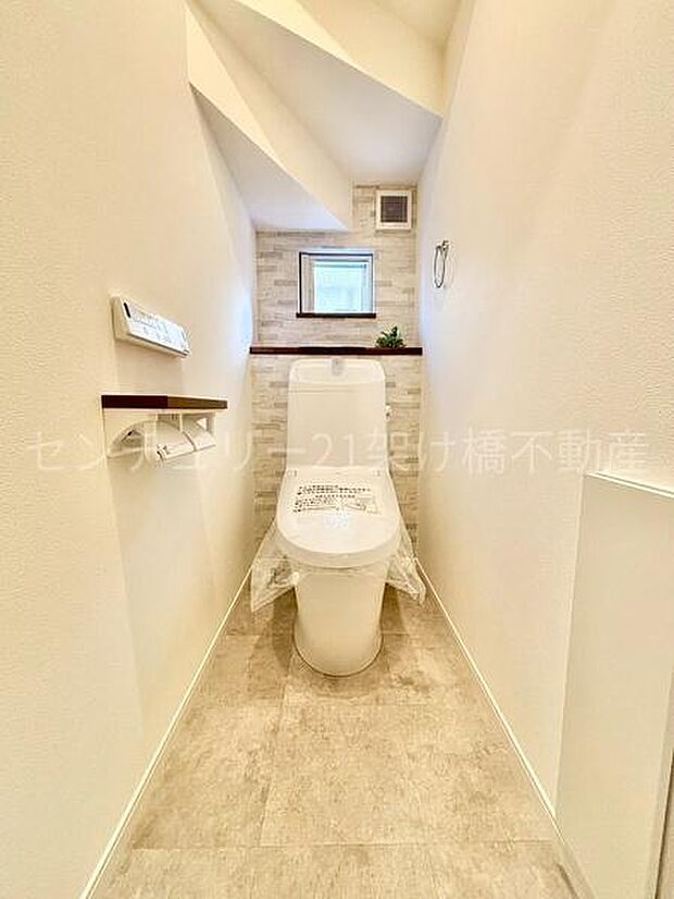 【1階 トイレ】温水洗浄便座で快適にお使いいただけます。