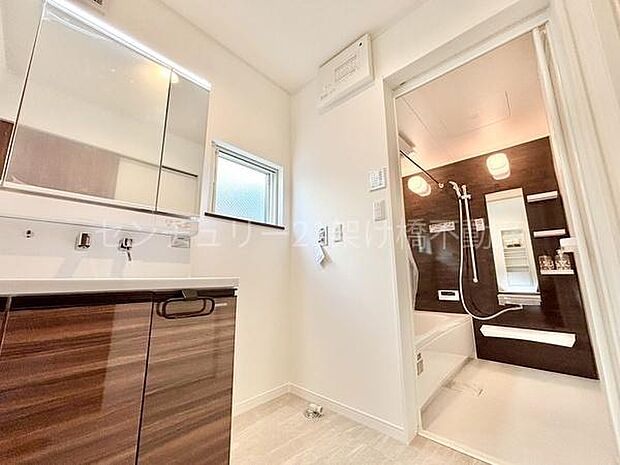 【洗面所】三面鏡の独立洗面台となっております。ストックなどを収納するのに便利な収納棚が洗面台横にもあります◎