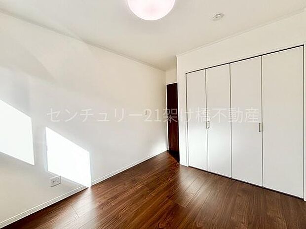 【2階　洋室　5.2帖】同じ大きさのお部屋を2部屋ご用意しております。全洋室クローゼット付きで、子供部屋におすすめ♪