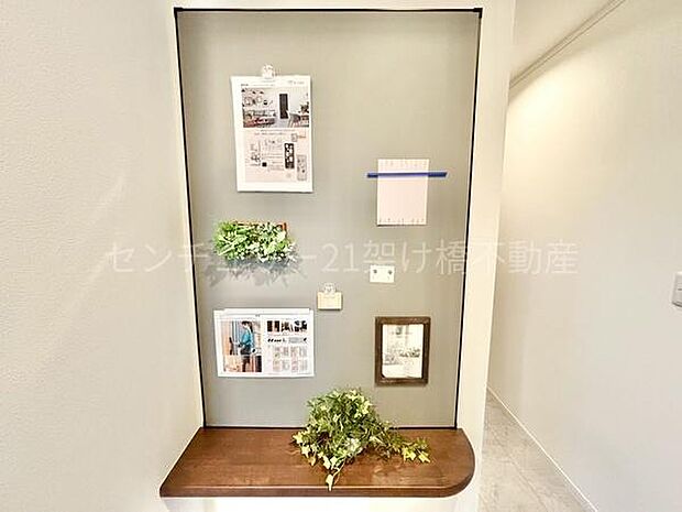 ホールには飾り棚があり、お好きなインテリアを飾っていただけます♪