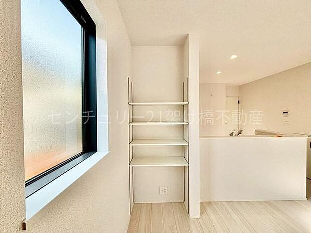 リビング内にスペースがあればこまごました収納に便利です