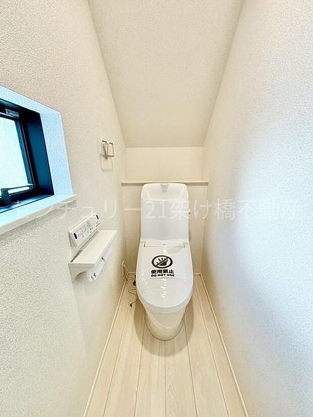 【1階 トイレ】温水洗浄便座で快適にお使いいただけます。